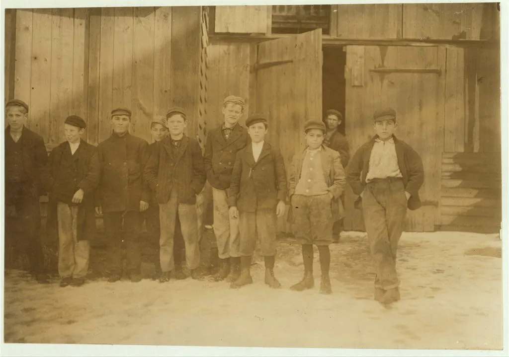 Noon hour. Moore Bros. Glass Co., Clayton, N.J., all are workers.…, New Jersey, 1909