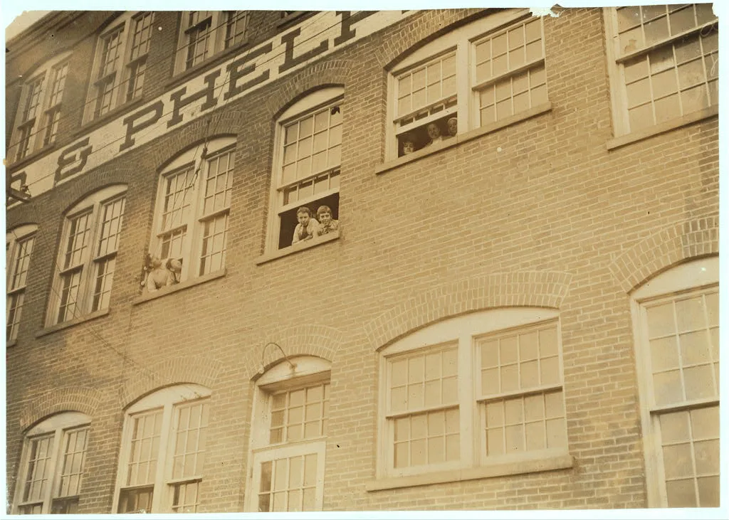 Workers in Fargo & Phelps Shoe Co., Saw six boys and two girls…, Missouri, 1910