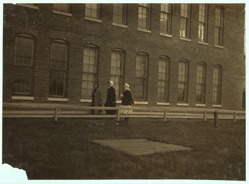Noon hour at Brown Shoe Factory.  Location: Moberly, Missouri, 1910