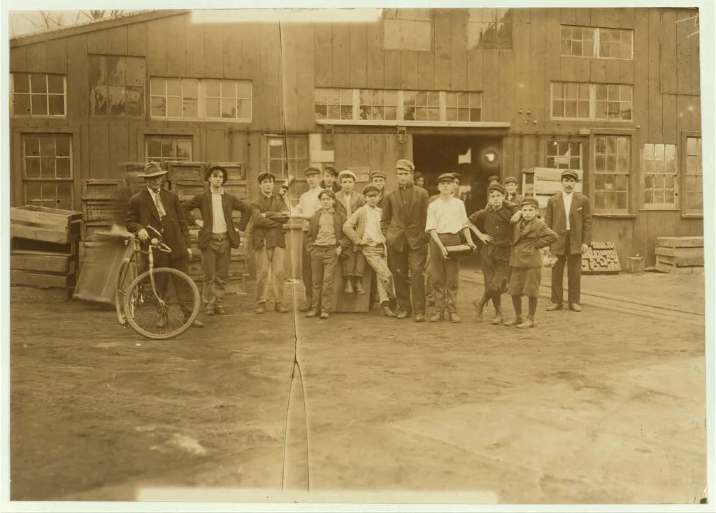 Some of night shift waiting to go to work. Cumberland Glass Works,…, New Jersey, 1909