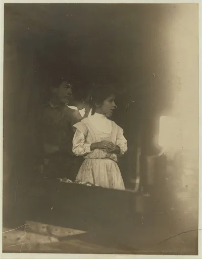 Daisy Langford, 8 years of age, working at the capping machine in…, Delaware, 1910