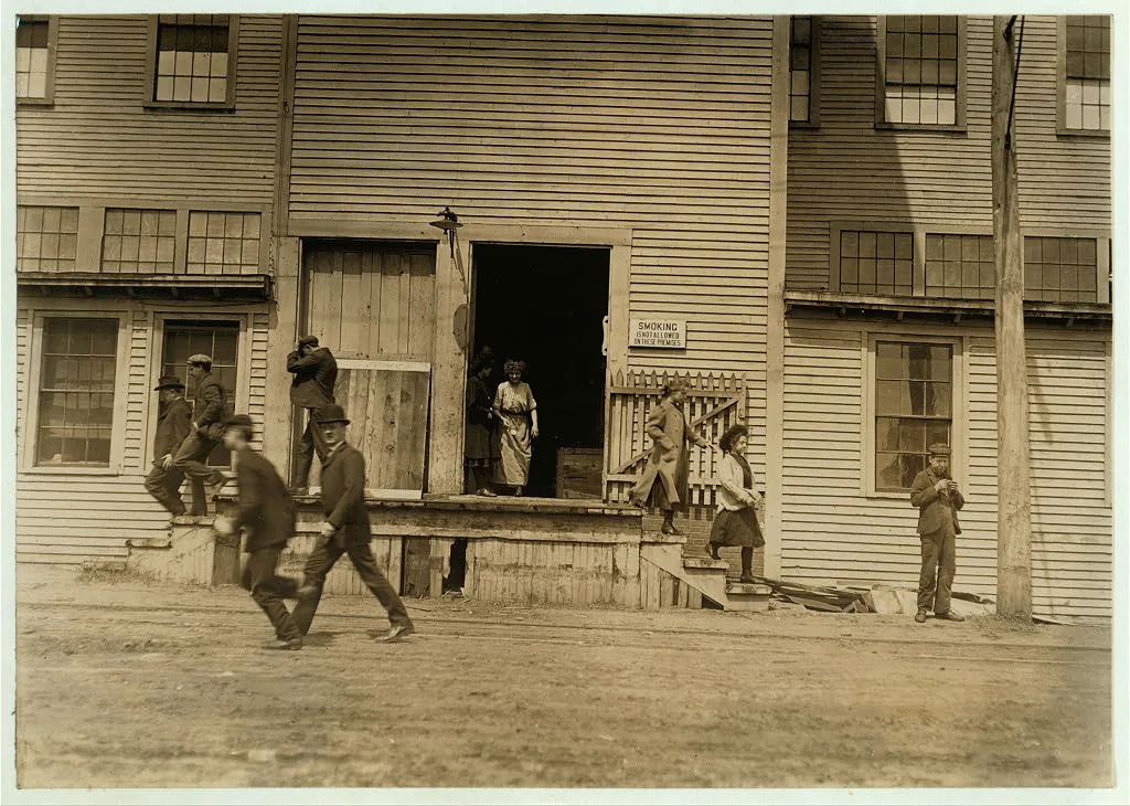 Noon hour, Sanford Mfg. Co. Sanford, Me. Some young boys and girls…, Maine, 1909