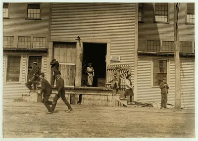 Noon hour, Sanford Mfg. Co. Sanford, Me. Some young boys and girls…, Maine, 1909