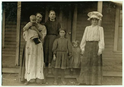 Mill folks, Salisbury Mills, (N.C.)  Location: Salisbury, North…, North Carolina, 1908