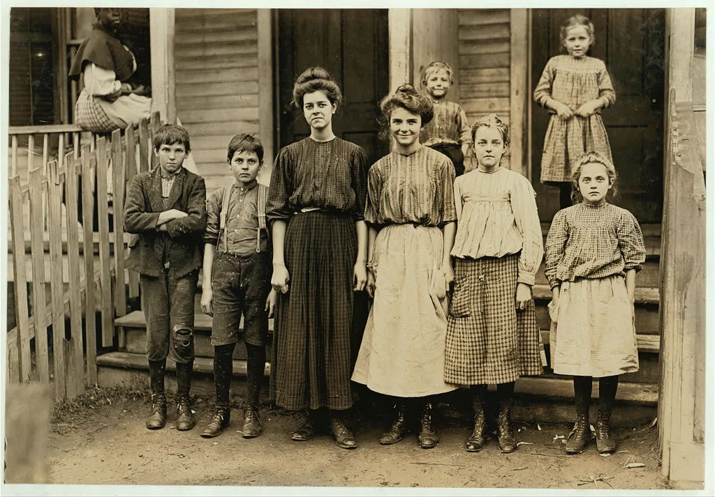 All 6 work in King Mill, Augusta, Ga. Little girl on end has been…, Georgia, 1909