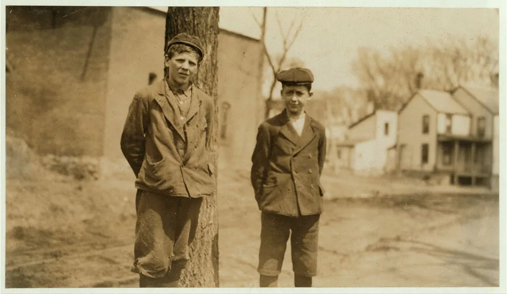 Noon hour. Herman Rette (right hand), Arsene Lussier. Both been…, Vermont, 1909