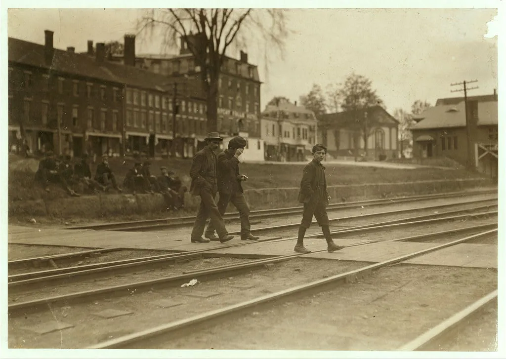 Noon hour, May 19, 1909. Boys working in Great Falls Mfg. Co.,…, New Hampshire