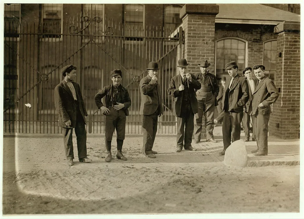 6:00 A.M., May 15, 1909. Group going into Mill No. 1 Cocheco Mfg.…, New Hampshire
