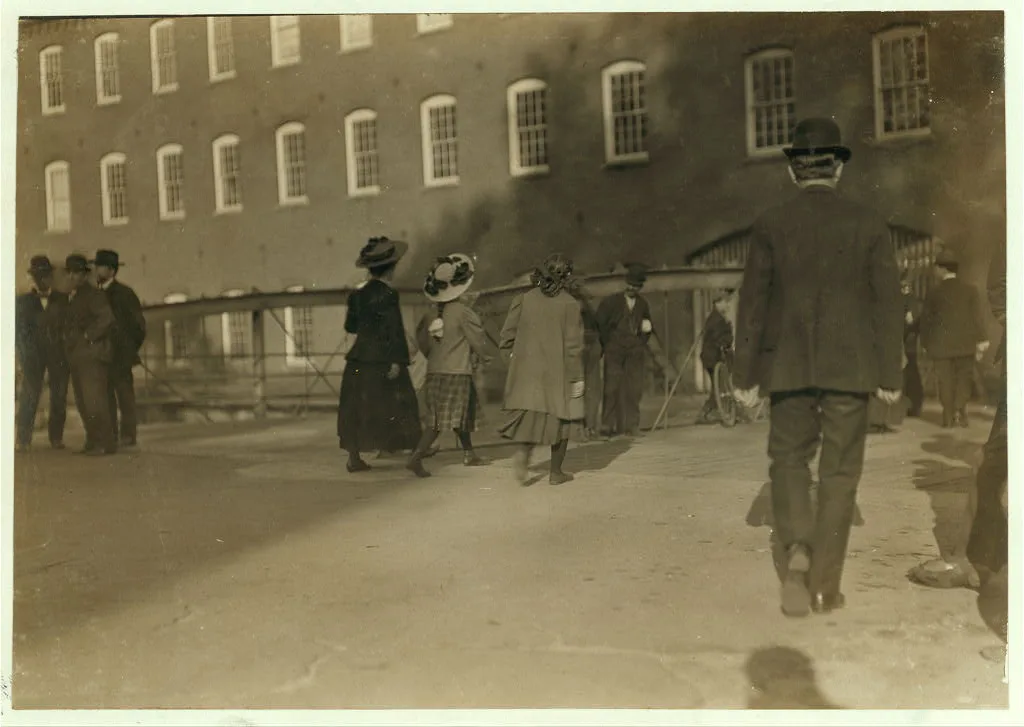 Girls working in Amoskeag Mfg. Co. Manchester, N.H. May 25, 1909. …, New Hampshire