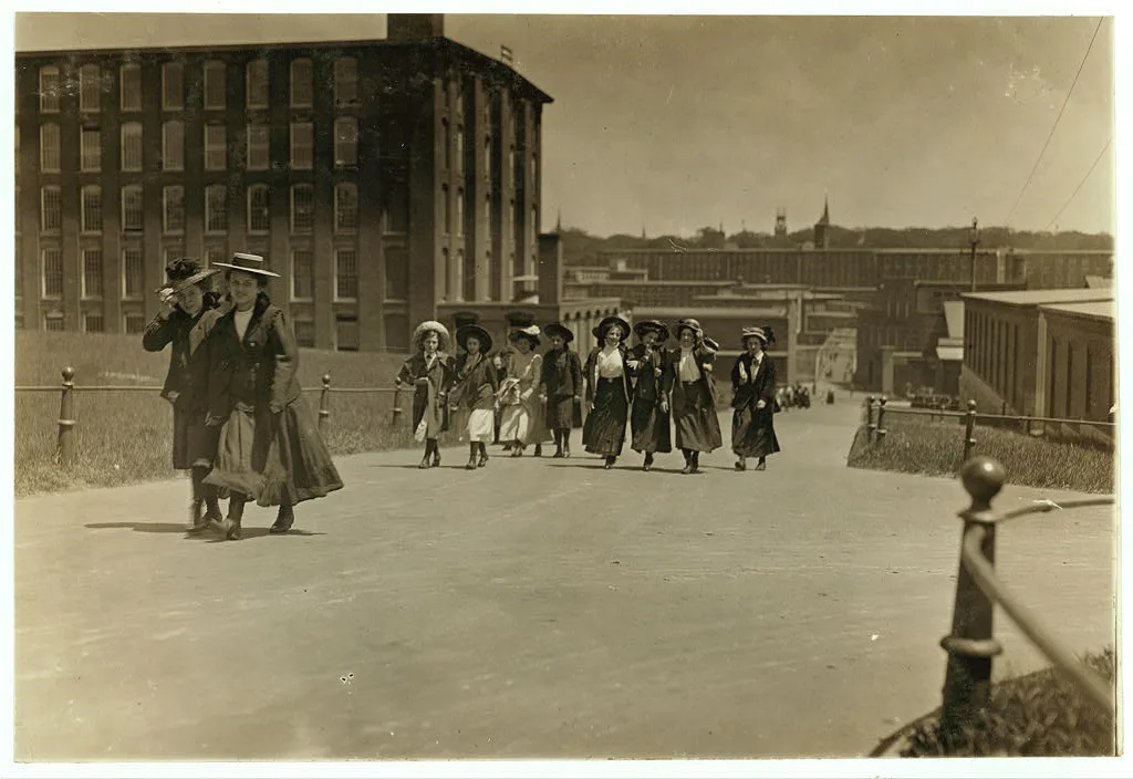 Some of the girls who work in Amoskeag Mills, Manchester, N.H.…, New Hampshire, 1909