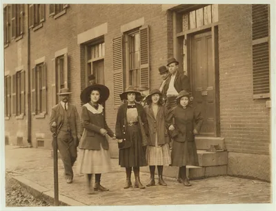Mill girls, Pacific Mills.  Location: Lawrence, Massachusetts, 1910