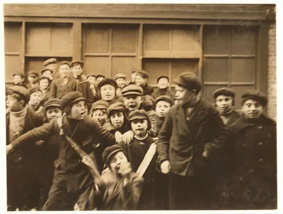 Waiting for papers in Bank Alley, 4 P.M.  Location: Syracuse, New…, New York (State), 1910