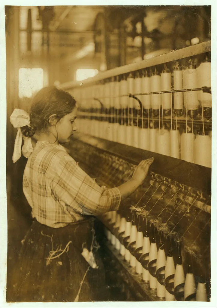 [Spinner] Location: Fall River, Massachusetts, 1916