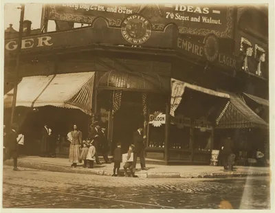 Newsies selling near saloon.  Location: St. Louis, Missouri, 1910