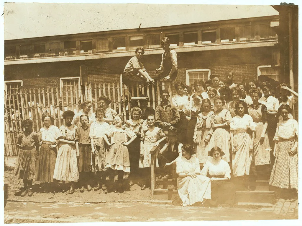 [Groups of girls workers at the gate of the American Tobacco Co.,…, Delaware, 1910