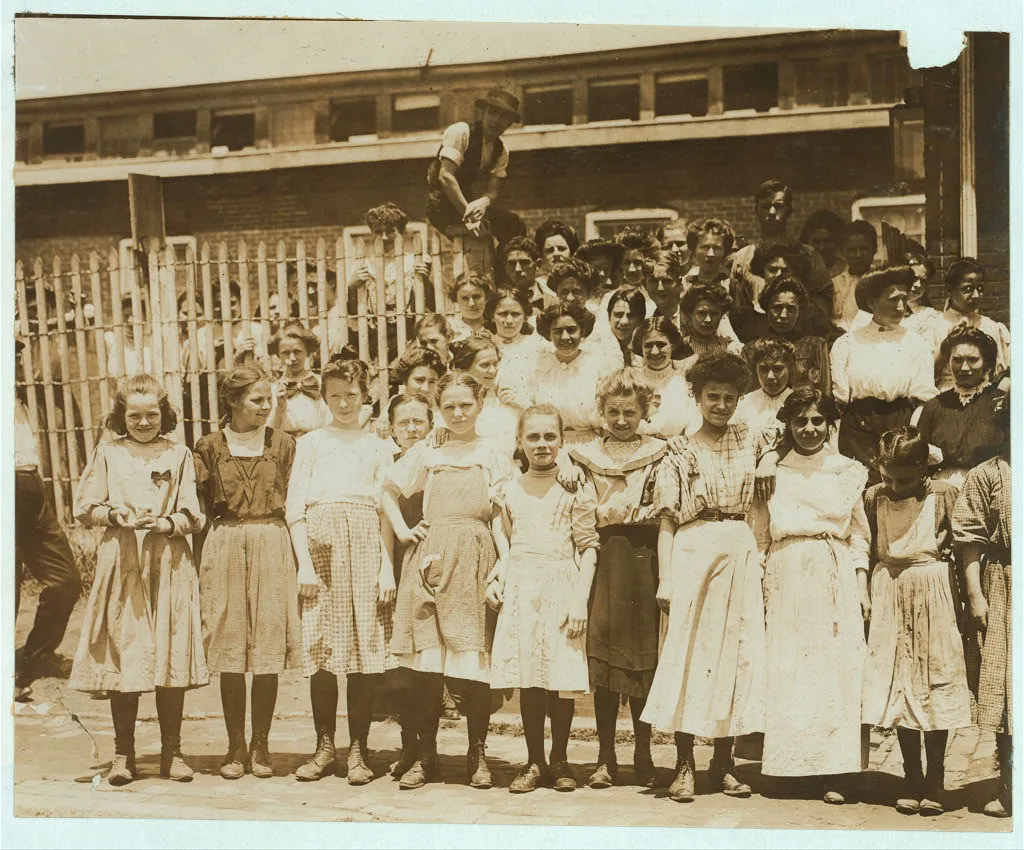 [Groups of girls workers at the gate of the American Tobacco Co.,…, Delaware, 1910