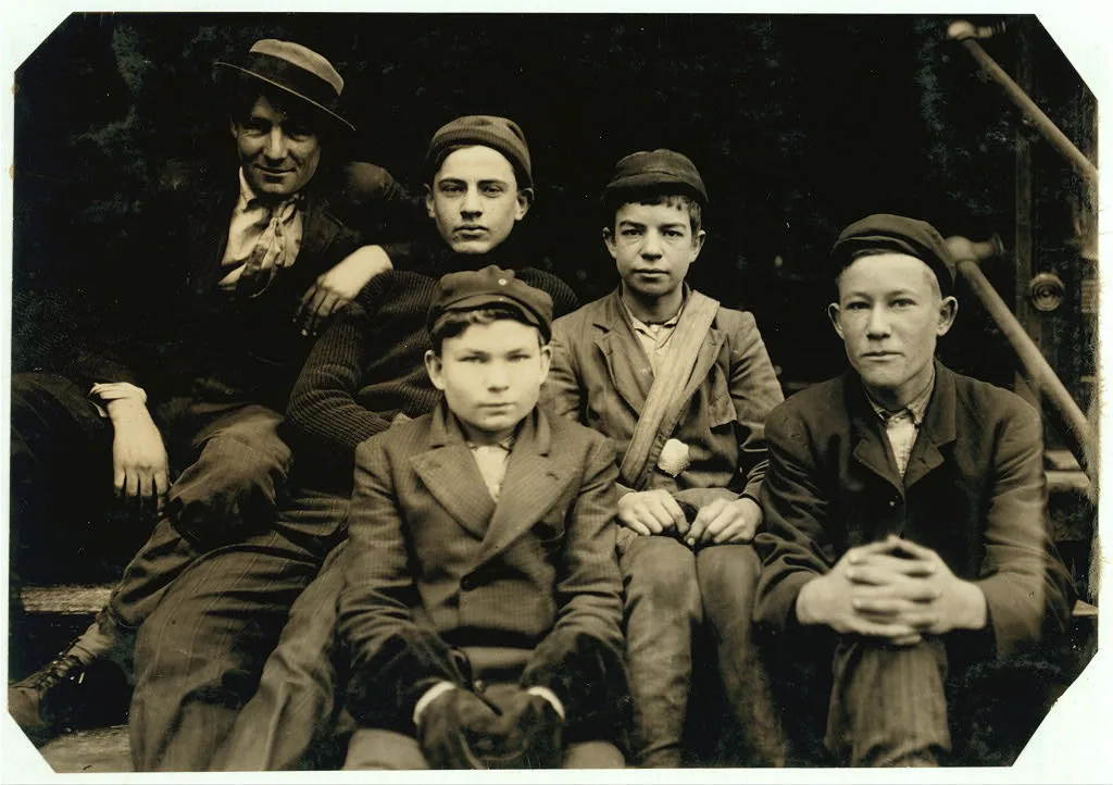 Several of the boys working in Benn's Messenger Service. Boy in…, Tennessee, 1910