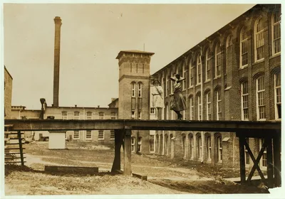 Noon hour. Two of the young workers in Laurel Cotton Mills, Laurel,…, Mississippi, 1911