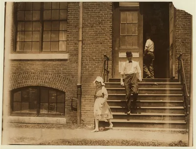 Noon. Cora Watts a young spinner in the Aragon Mill, Rock Hill. …, South Carolina, 1912
