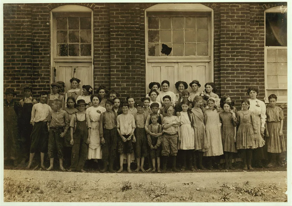 All are workers in Roanoke Cotton Mills (Va.) Smallest boy in the…, Virginia, 1911