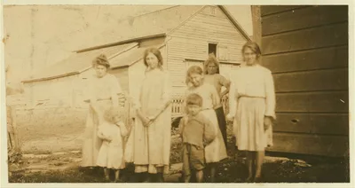 Mrs. Paul Saunders and her children. They run the farm of over 100…, 1915