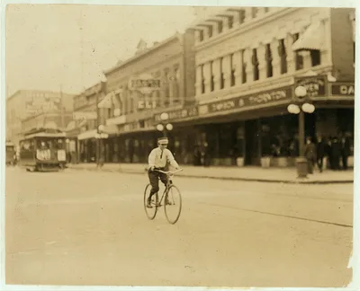 A Tampa messenger boy.  Location: Tampa, Florida, 1913