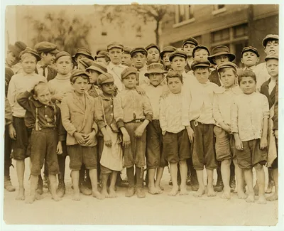Some of Tampa's youngest newsboys waiting for the evening edition 4…, Florida, 1913