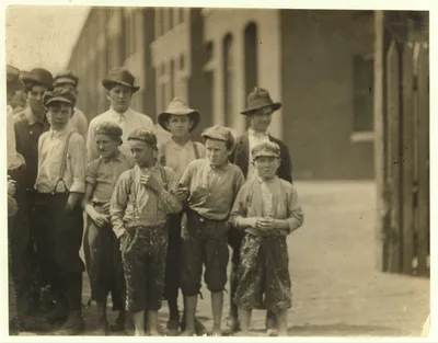 Noon hour at Massachusetts Mill, Lindale, Ga. During the days…, Georgia, 1913