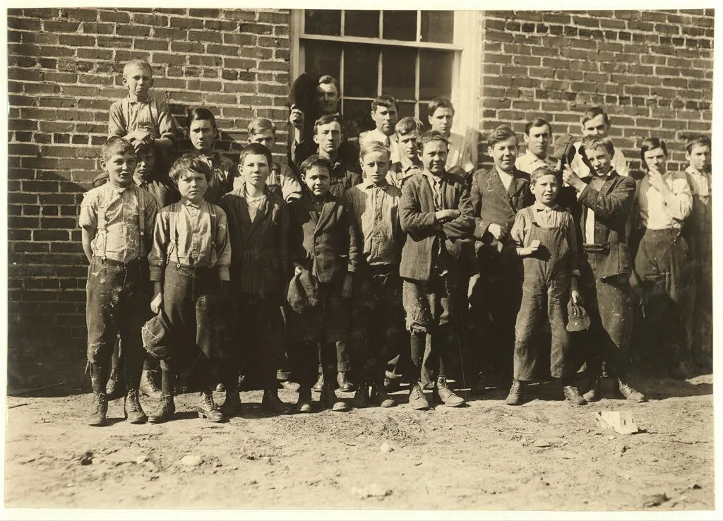 Shaw Cotton Mills. Overseer grouped all the workers, and several of…, North Carolina, 1914