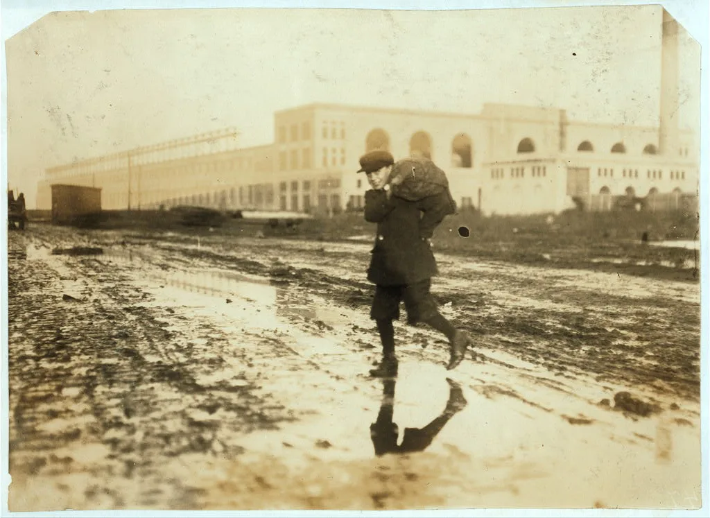 [Stealing coal from railroad coal-yard.]  Location: [Boston,…, Massachusetts, 1917