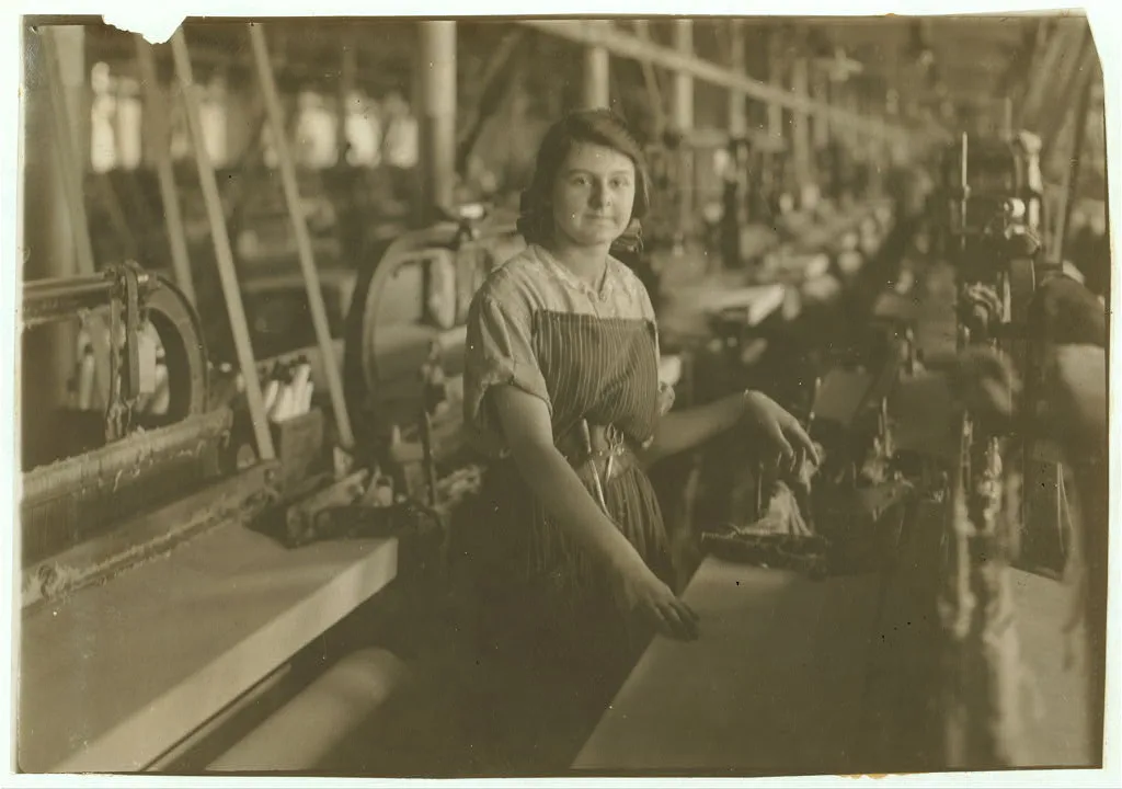 Weaver in American Linen Co. See 4159.  Location: Fall River,…, Massachusetts, 1916