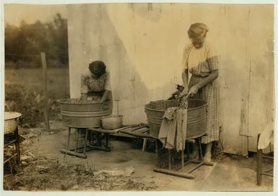 Zelina & Florence Richards, 12 and 13 years old doing the family…, Kentucky, 1916