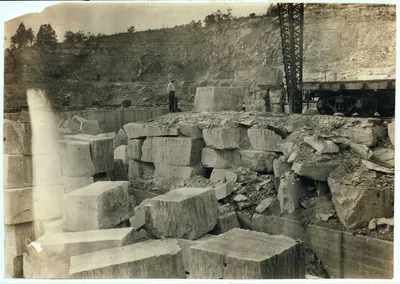 Quarry scenes. No children were employed.  Location: Warren…, Kentucky, 1916