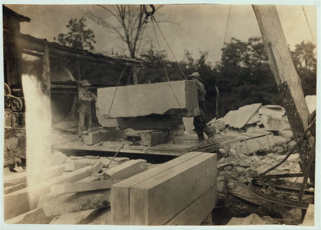 Quarry scenes. No children were employed.  Location: Warren…, Kentucky, 1916
