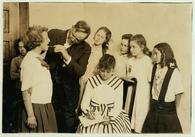 Medical inspection and examining throats in Grade 6 of Washington…, Oklahoma, 1917