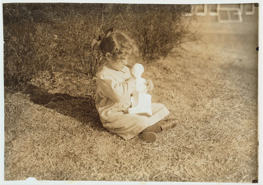 [Blind child making the acquaintance of a bit of statuary at Oklahoma…, 1917