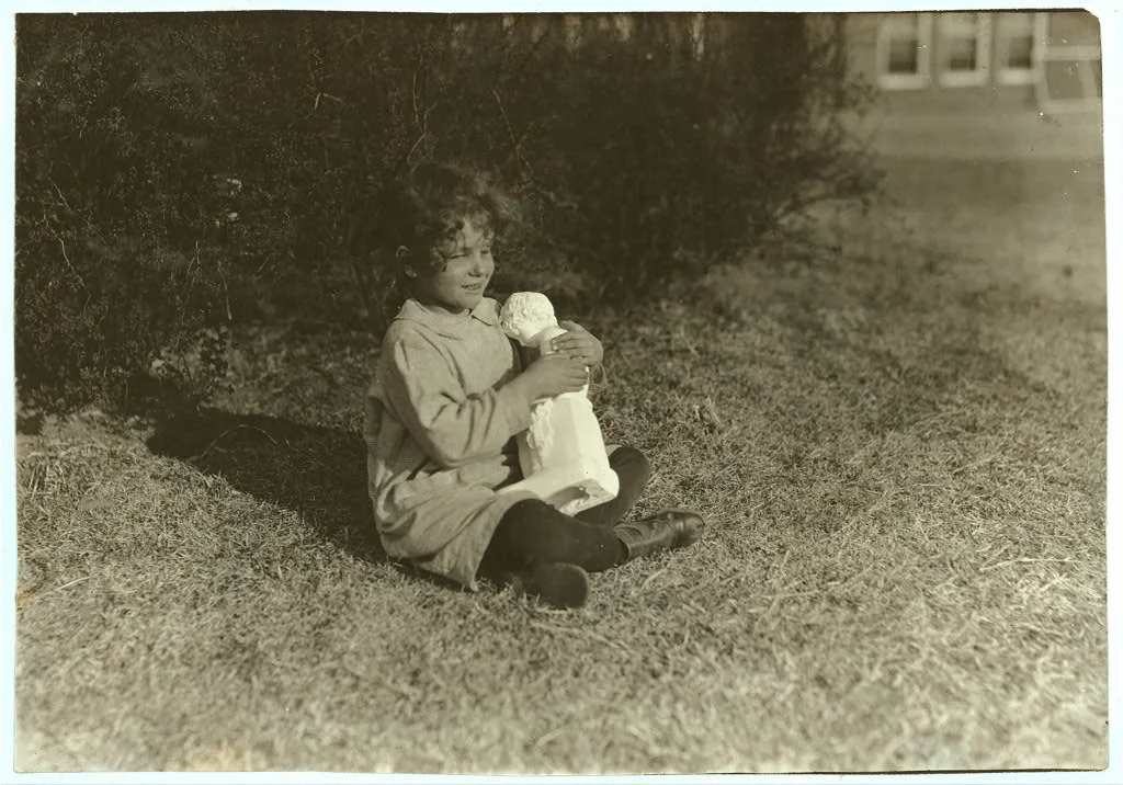 [Blind child making the acquaintance of a bit of statuary at Oklahoma…, 1917