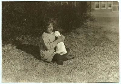 [Blind child making the acquaintance of a bit of statuary at Oklahoma…, 1917